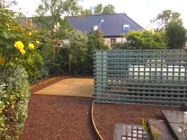 Trellis hiding tank buff textured slabs and pea gravel 1 Trellis hiding tank buff textured slabs and pea gravel 1